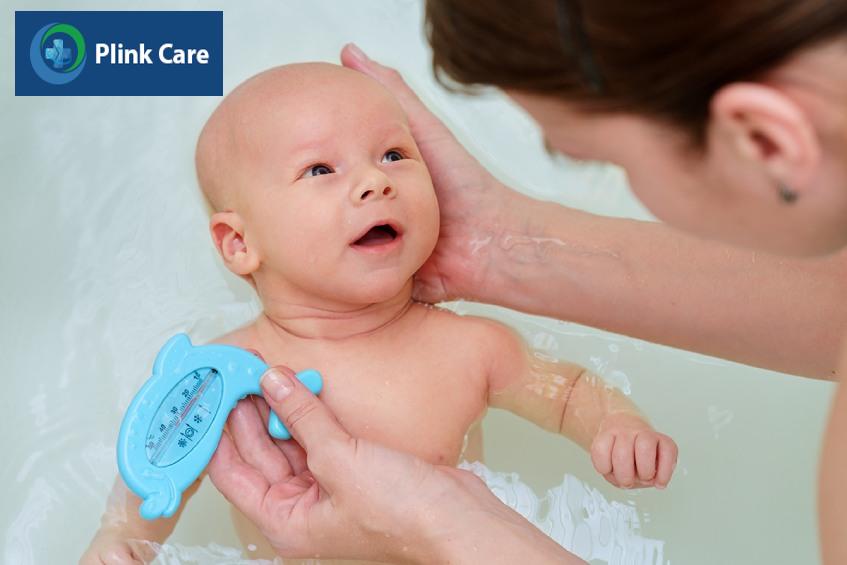 Mẹ nên dùng nhiệt kế chuyên dụng để theo dõi nhiệt độ nước