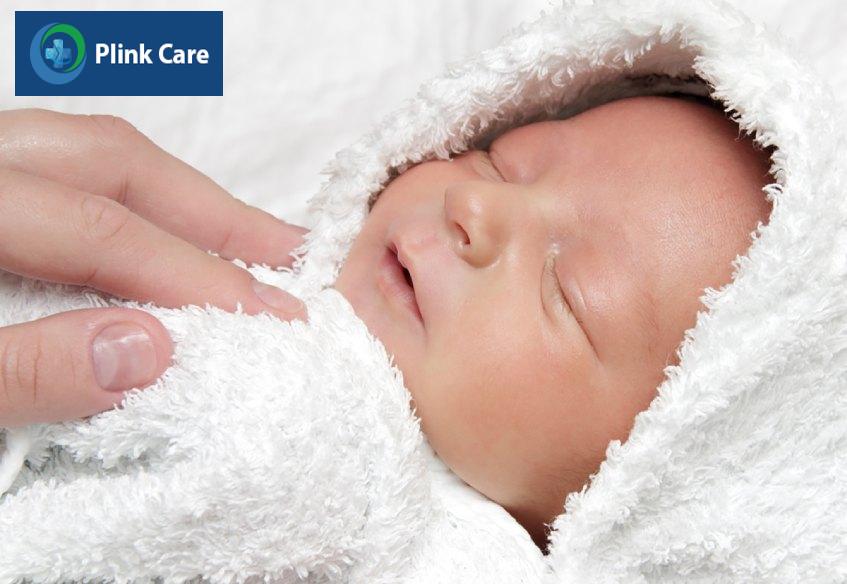 Sau khi tắm, mẹ nên lau khô người cho trẻ
