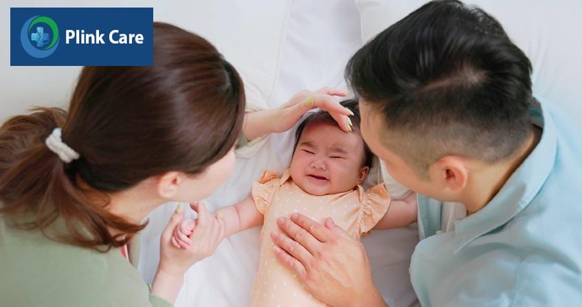 Trẻ sơ sinh bị rối loạn tiêu hóa nên được đưa đến bác sĩ 