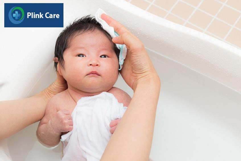 Trẻ sơ sinh nên được giữ ấm trong suốt quá trình tắm