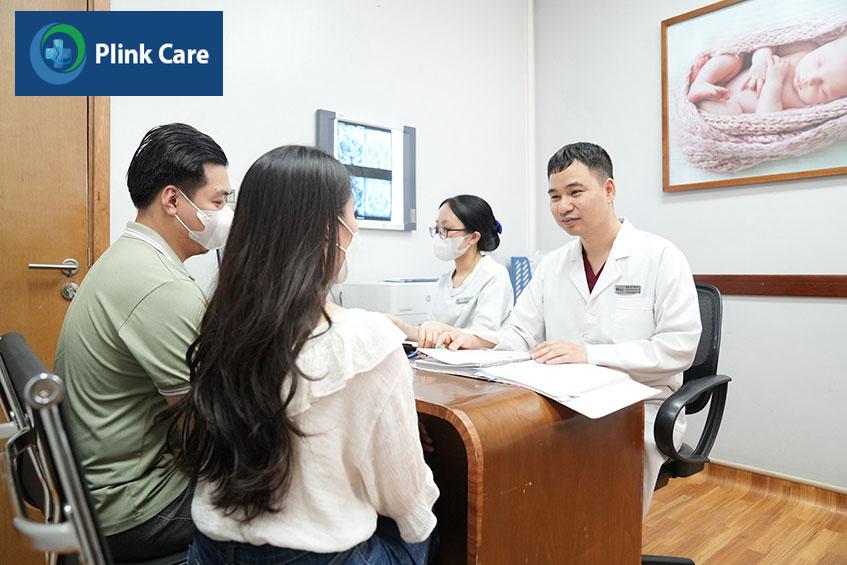 BS.CKII Cao Tuấn Anh đang tư vấn cho cặp vợ chồng về phác đồ điều trị hiếm muộn