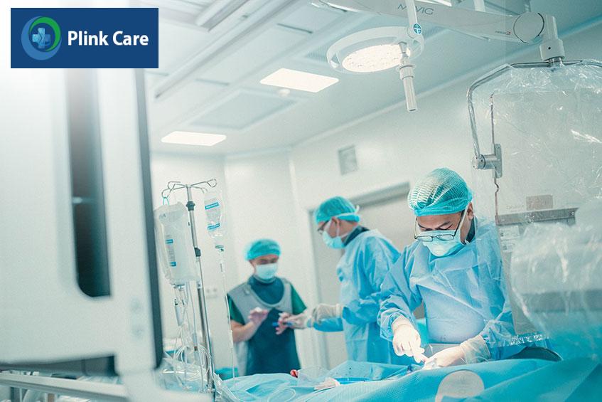 Các bác sĩ chuẩn bị thông tim can thiệp điều trị cho bệnh nhân suy tim