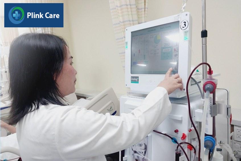 bác sĩ điều chỉnh chỉ số lọc máu cho bệnh nhân