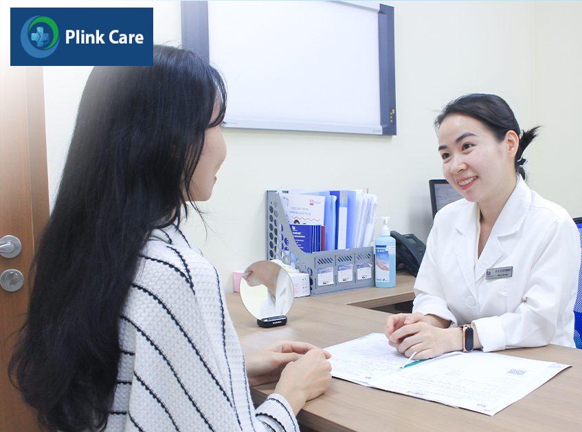 bác sĩ thăm khám cho bệnh nhân