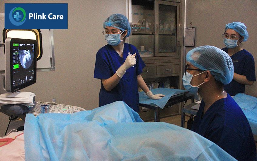 Bác sĩ đang tiến hành chọc hút trứng cho một chu kỳ điều trị gom trứng