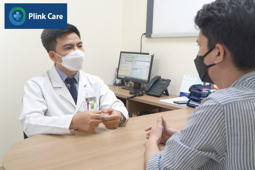 bác sĩ tư vấn tình trạng với bệnh nhân