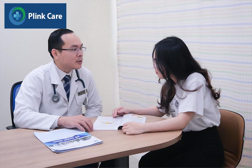BS.CKI Võ Trần Nguyên Duy đang khám và tư vấn cho người bệnh