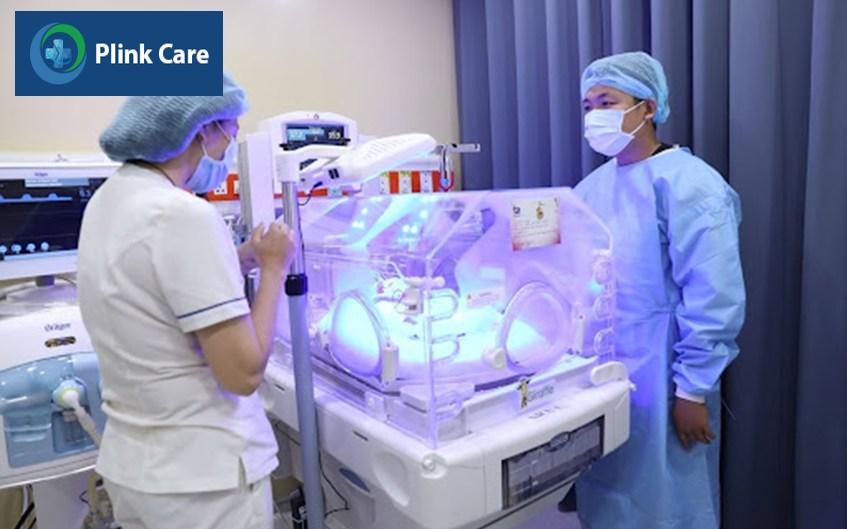 Em bé sinh non được chăm sóc tích cực tại phòng hồi sức sơ sinh