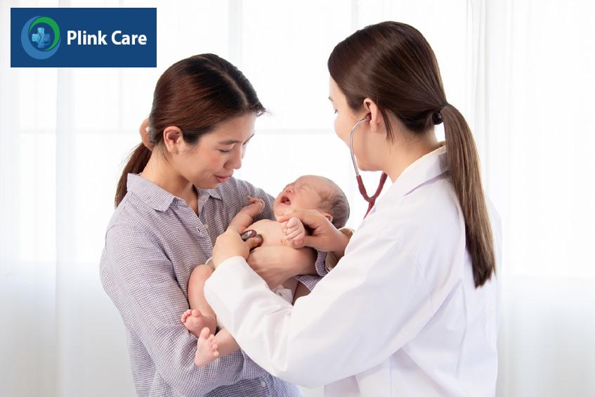 Mẹ nên đưa trẻ đến bệnh viện để được kiểm tra
