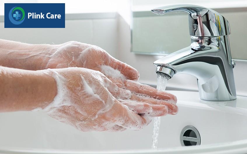 Rửa sạch tay với xà phòng khử khuẩn trước khi chăm sóc trẻ