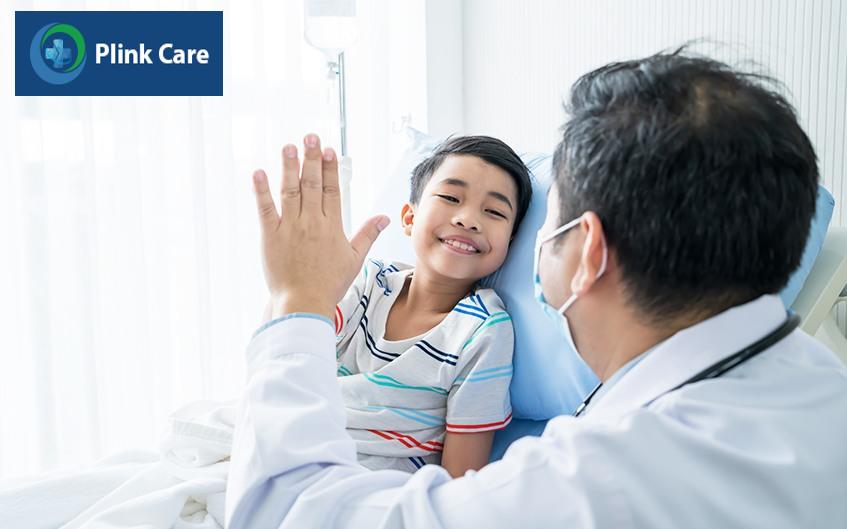 Trẻ bị hẹp bao quy đầu nên được đưa đến bệnh viện