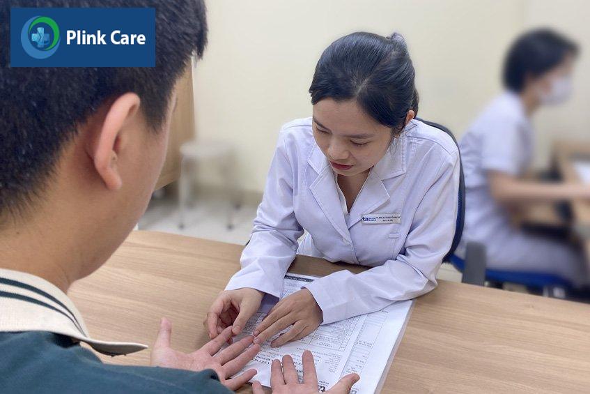bác sĩ chẩn đoán vảy phấn đỏ nang lông