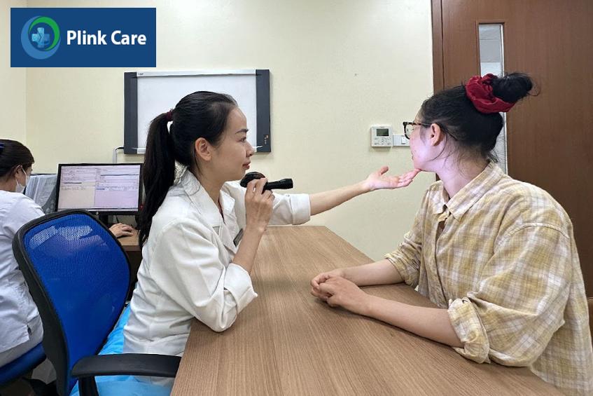 bác sĩ da liễu PlinkCare khám da cho khách hàng