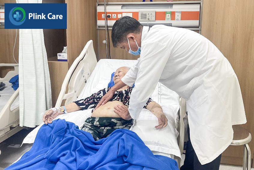 Bác sĩ Nội Tổng hợp đang thăm khám cho người bệnh cao tuổi