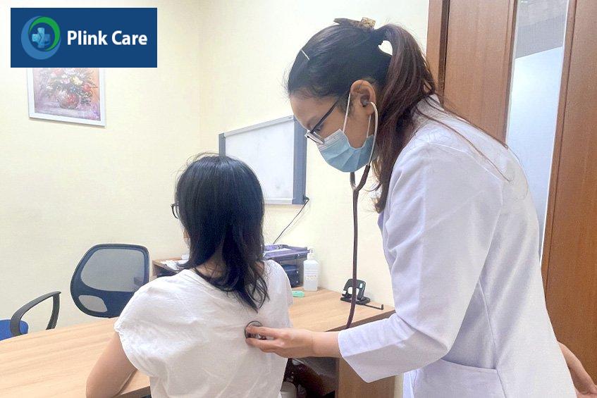 Bác sĩ tại Tâm Anh thăm khám lâm sàng cho người bệnh
