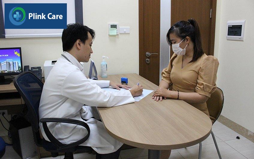 Bác sĩ thực hiện tư vấn cho người bệnh khám sức khỏe định kỳ