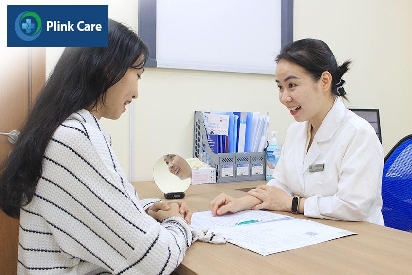 bác sĩ tư vấn liệu trình cho khách hàng