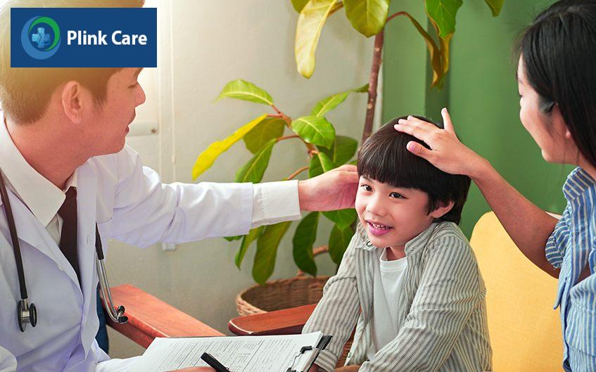 bố mẹ nên đưa trẻ đến bệnh viện để được bác sĩ thăm khám