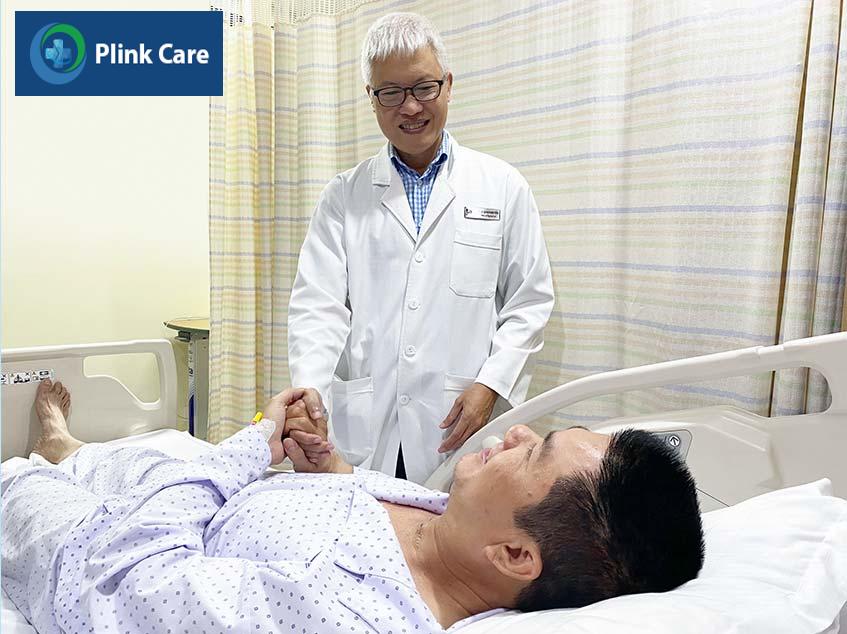 bs trông đang kiểm tra bệnh nhân