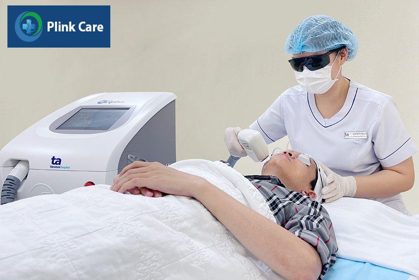 kỹ thuật viên đang triệt râu cho khách hàng bằng công nghệ