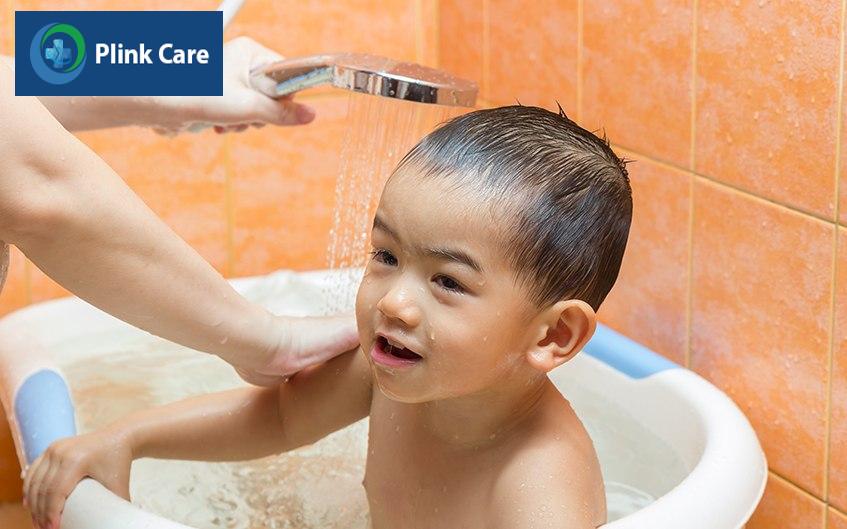 Ngâm người trẻ trong nước ấm để dễ dàng nong bao quy đầu hơn