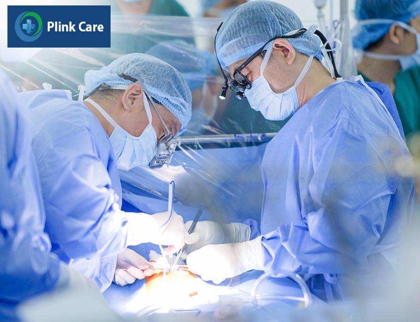 Bác sĩ phẫu thuật vá lỗ thông liên nhĩ cho bệnh nhân tại PlinkCare