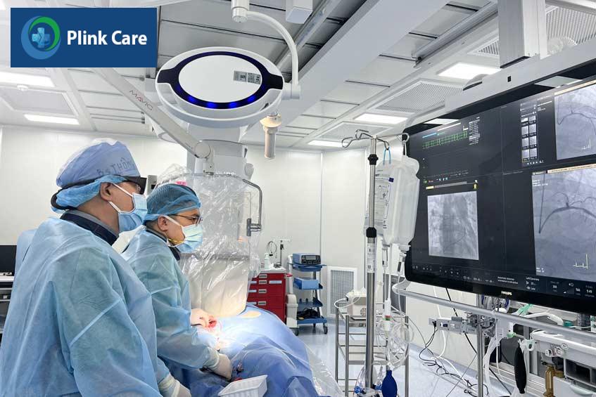 Các bác sĩ Trung tâm Tim mạch thực hiện thủ thuật đóng thông liên nhĩ bằng dụng cụ cho bệnh nhân