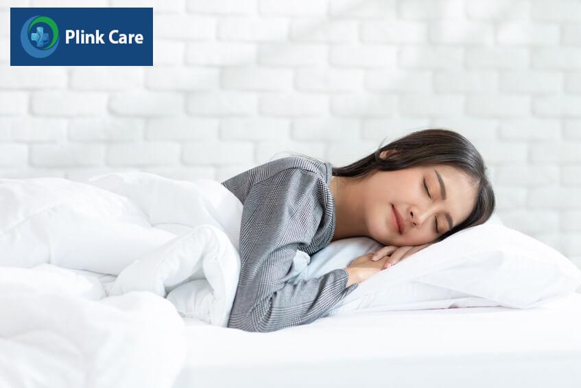 tránh tư thế nằm sấp giảm đau đầu