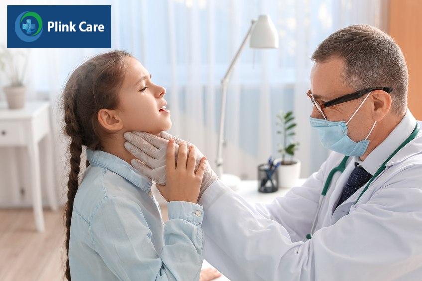 U nang giáp móng có thể được phát hiện khi quan sát vùng họng