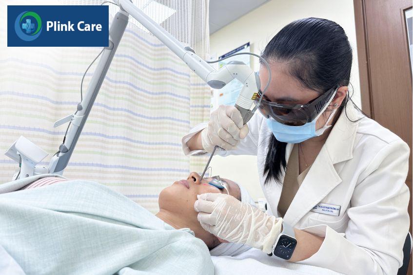 bác sĩ đang điều trị da cho khách hàng