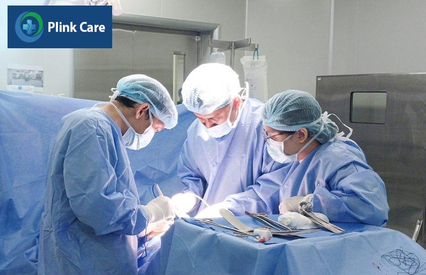 bác sĩ đang phẫu thuật cho bệnh nhân