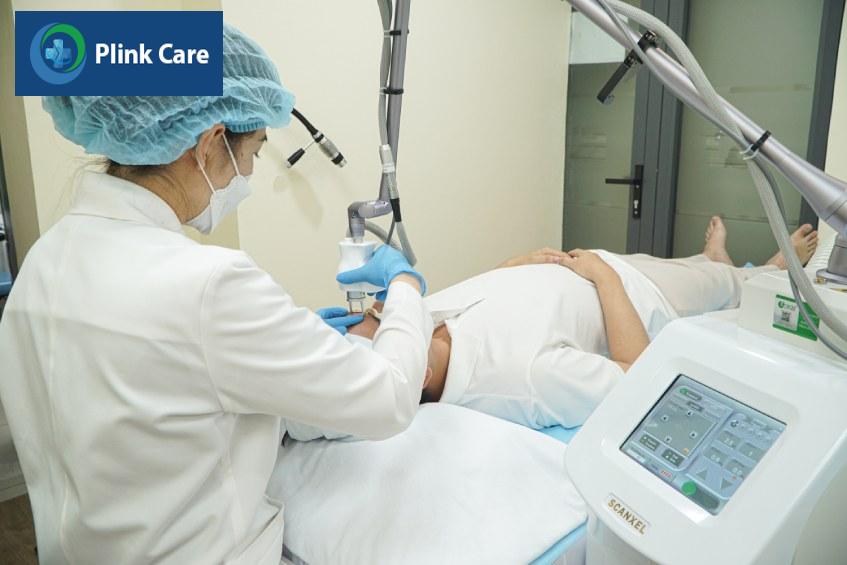 bác sĩ điều trị sẹo lồi cho khách hàng bằng laser co2
