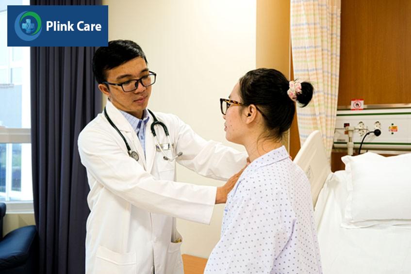 Bác sĩ Đỗ Tấn Vũ khám cho người bệnh