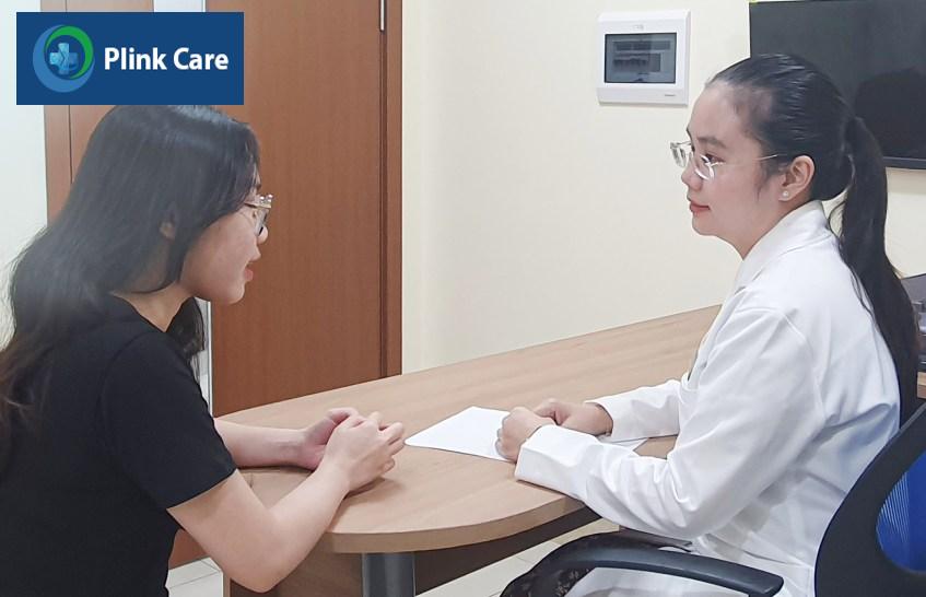 bác sĩ khám cho người bệnh