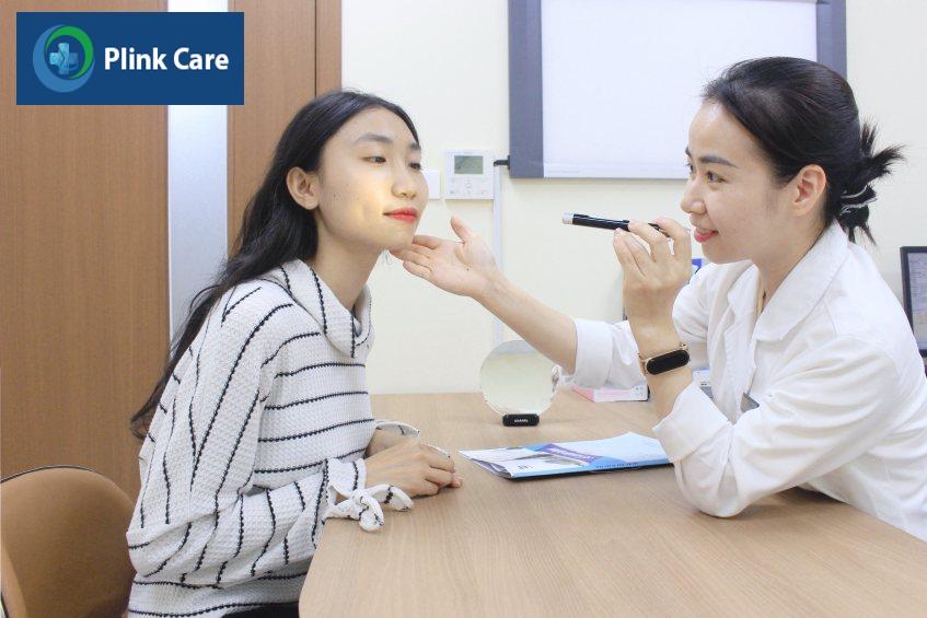 bác sĩ kiểm tra tình dạng da của khách hàng
