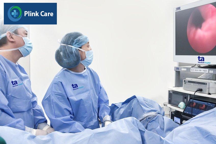 bác sĩ lê phúc liên đang thực hiện tiêm cho người bệnh