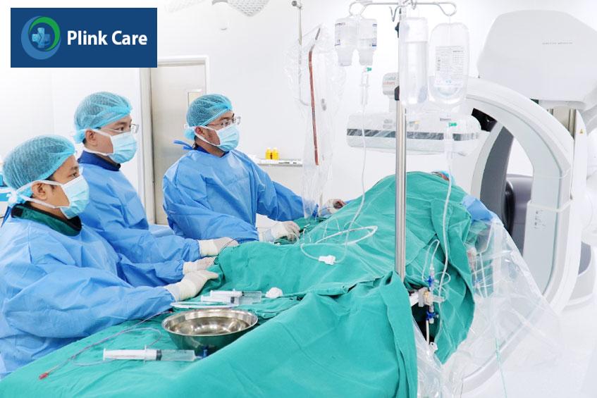 ThS.BS Nguyễn Tuấn Long can thiệp mạch cho người bệnh tại PlinkCare Hà Nội