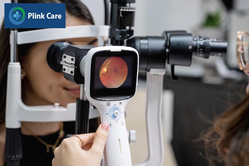 bác sĩ sử dụng kính soi đáy mắt trực tiếp