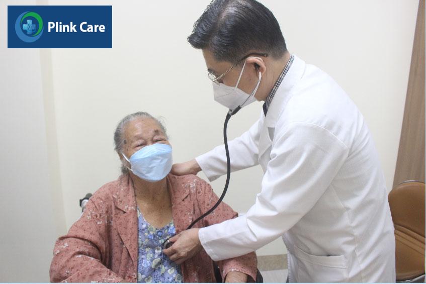ThS.BS Nguyễn Anh Dũng, Trưởng khoa Phẫu thuật Tim mạch - Lồng ngực thăm khám cho người bệnh trước thủ thuật