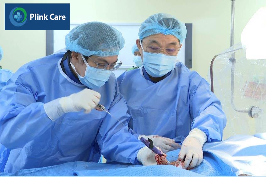 Bác sĩ luồn ống thông để đưa stent vào vị trí động mạch cảnh bị tắc nghẽn