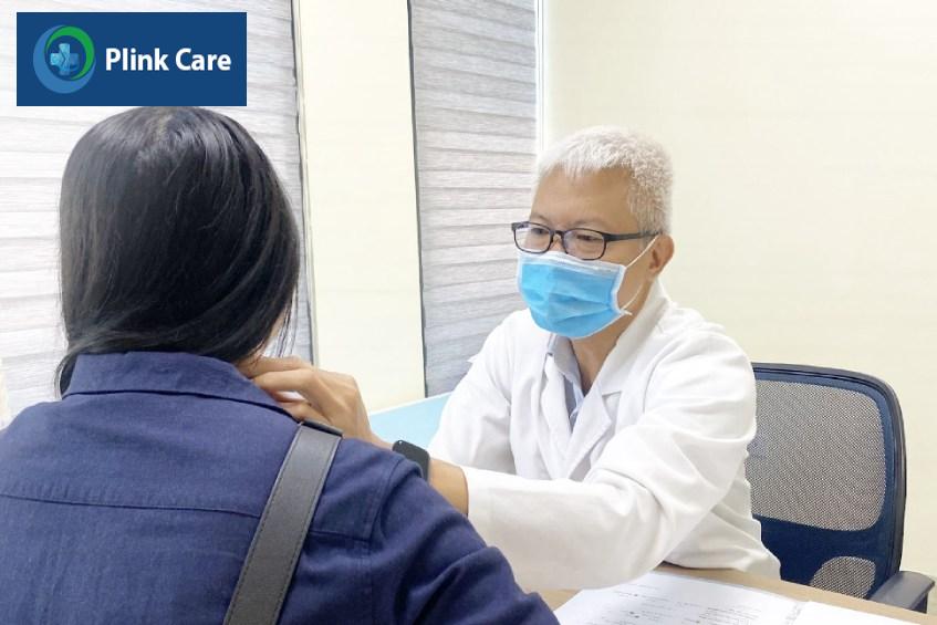 bác sĩ minh trông khám biến chứng sau phẫu thuật ung thư tuyến giáp