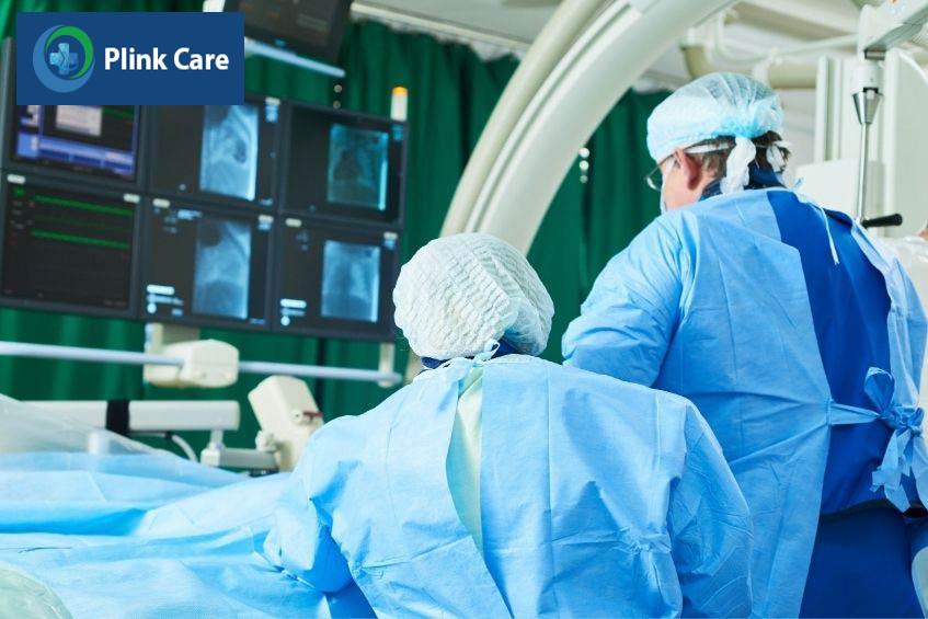 Bác sĩ thực hiện các phương pháp điều trị nhồi máu cơ tim