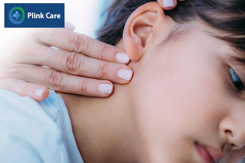 Chườm ấm và massage để xử lý hạch nhỏ