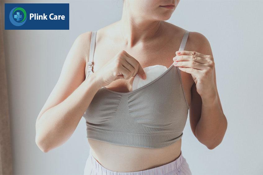 Đặt miếng thấm sữa bên trong áo ngực