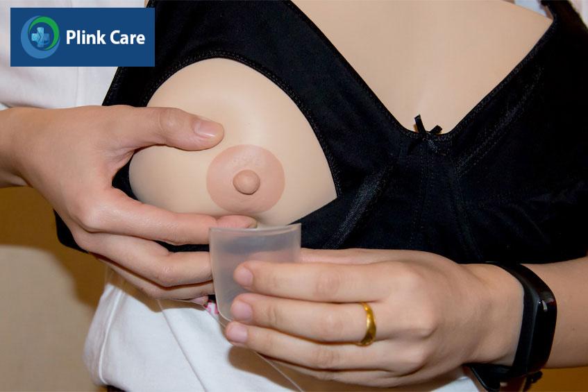 đặt tay lên ngực ở tư thế chữ c