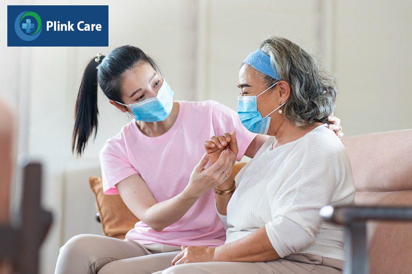 Đeo khẩu trang khi chăm sóc người già bị viêm phổi
