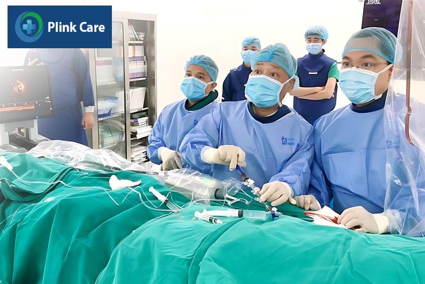 Ê kíp bác sĩ khoa tim mạch thực hiện đặt stent tái thông mạch vành cho bệnh nhân