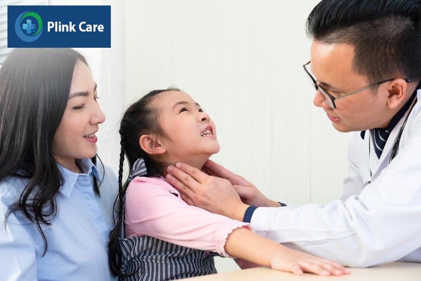 Khi phát hiện trẻ nổi hạch ở cổ, bố mẹ nên đưa trẻ đến bệnh viện
