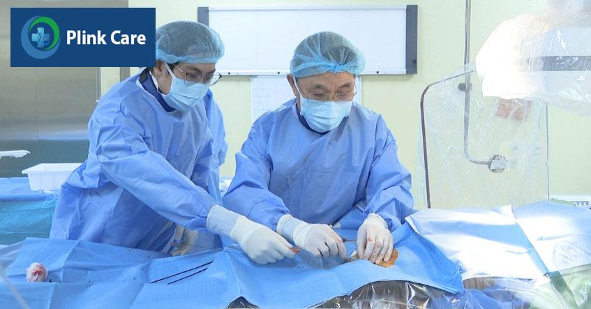 Luồn ống thông, đưa stent vào vị trí động mạch cảnh bị tắc nghẽn