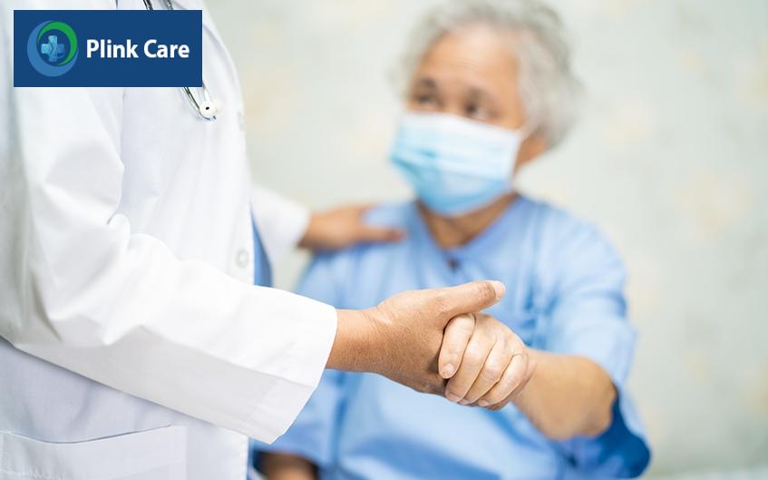 nghi ngờ tụ máu não ở người già cần đi khám